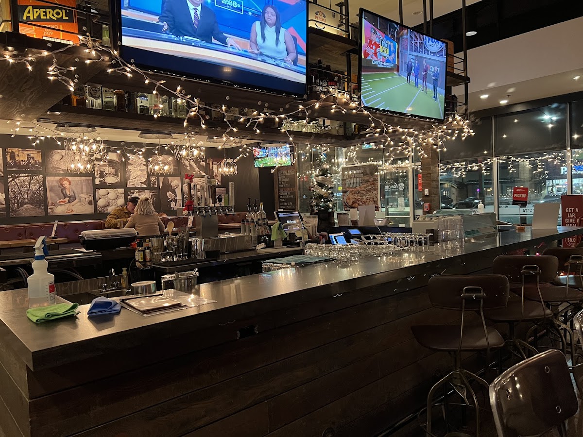 Famoso Italian Pizzeria - Eastgate